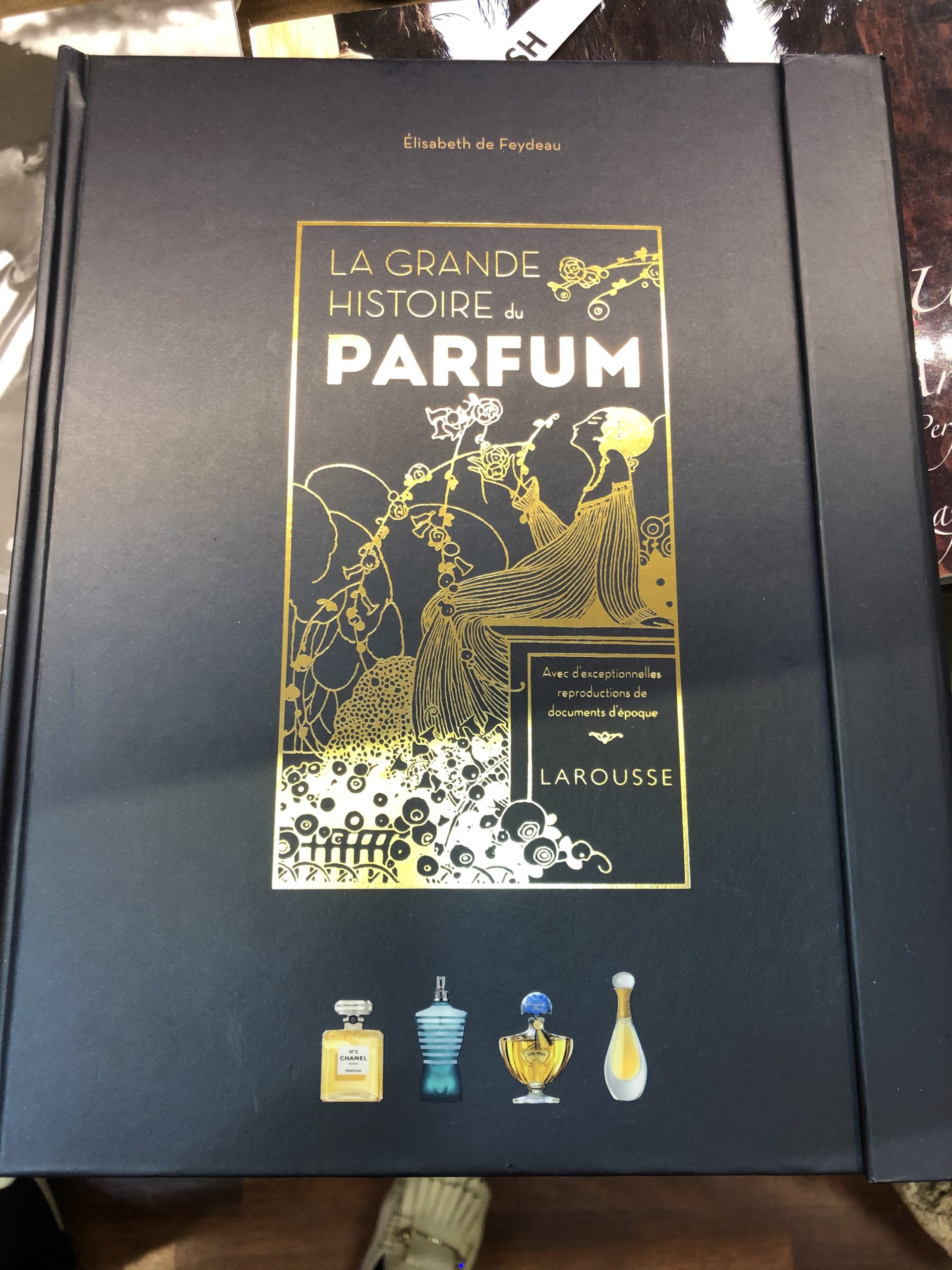 La grande histoire du parfum Larousse