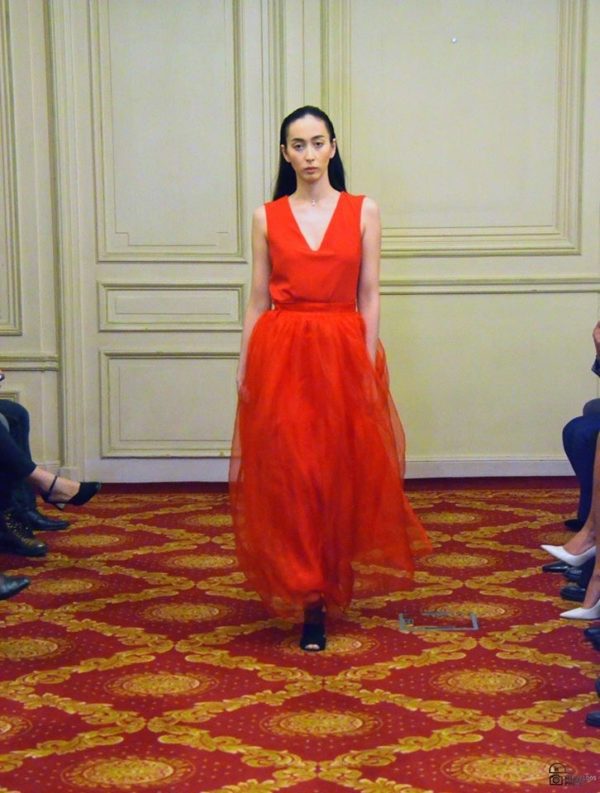 SUPERBE ROBE DE SOIREE ROUGE AVEC TULLE CREATION JULY OF ST BARTH